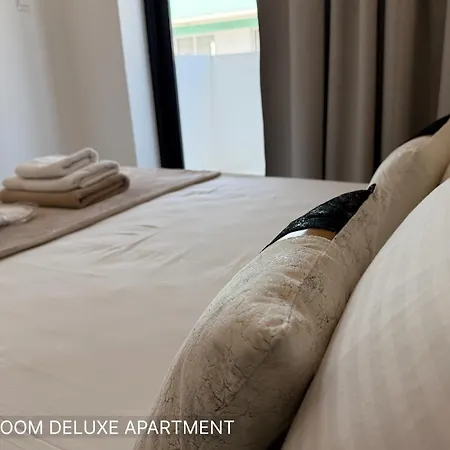 Lazuli Port Lägenhetshotell Larnaca